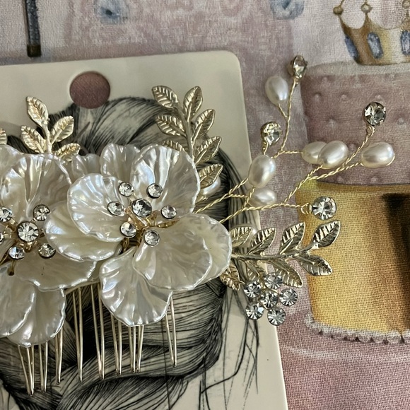 Elegant Gold and Cream Hair Comb - Picture 3 of 7